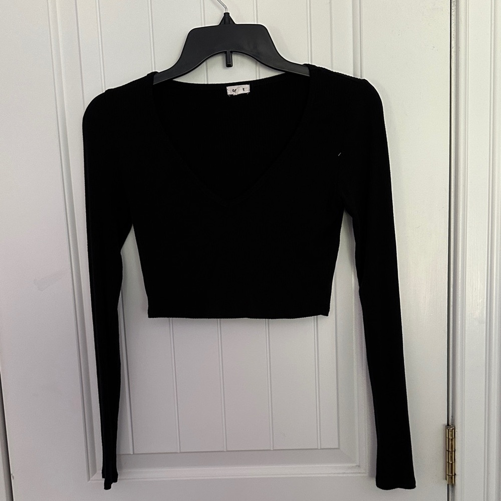 Black garage V-Neck Long Sleeve Crop Top